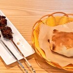 オアシス・ルート - ラム肉の串焼き。羊のレバー串焼き。サムサ。