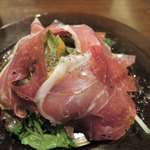 ビストロ ティアボ - 鴨と生ハムのサラダ880円
      丸くドームのように盛り付けられている鴨と生ハムをどけると・・・