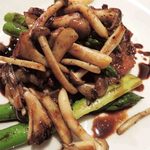 ビストロ ティアボ - ホロホロ鶏のソテーバルサミコソース1080円
      こちらも、こんもりと盛りつけられているしめじをどけると・・・