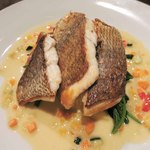 ビストロ ティアボ - 鮮魚のポワレヴァン・ブランソース1280円
      ホワイトソースに赤、黄、緑、オレンジの野菜が
      細かく散りばめられていて、モザイク模様みたいで
      とってもきれい。これは盛り付けの勉強になるな～