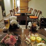 1階席がいっぱいだったのでボキらは2階席に。
          たまたま他のお客さんがいなかったのでボキらの貸切みたいだね。
          ということで2人で宴会だよ～まず、ビールとウーロン茶で乾杯！！