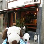 ボキらは今年の３月に昭和町にオープンしたばかりの
          フレンチメニューが食べられるお店にやってきました。
          店構えがかっこいいね～