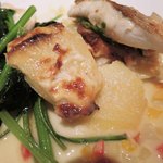 ビストロ ティアボ - お魚の下からはマッシュポテトが出てきたよ。
      ホワイトソースと一緒に頂くと、とっても美味しいです。