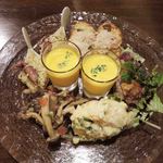 前菜の盛合わせ(1～2人前)980円
          とっても豪華～！！
          お店のお姉さんが一品ずつ丁寧に説明してくれました。