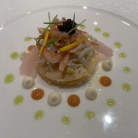 ル・トリアノン - 静岡県産シラスと桜海老のタルト仕立て　大根のピクルス　オマール海老風味のオーロラソース