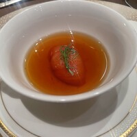 ル・トリアノン - ビーフコンソメスープ　アメーラトマトのコンポート　バジルの香りで
