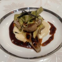 ル・トリアノン - フォアグラのキャベツ包み　御殿場産こしひかりとオニオンのピュレ　芳醇な香り漂うトリュフソースで