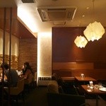 Esutashionkafe - 店内 奥のカウンター席とソファー席