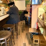 ラティーノ - 店内雰囲気、入り口付近。