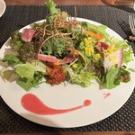 クーリ - 15種類の野菜のサラダと本日の前菜
