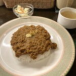 ラティーノ - ドライカリーには、ミニサラダとスープが付きます。