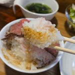 キッチン ブルー グローブ - ローストビーフのソースか染みたご飯