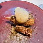 ナチュール・エ・サンス - ここでフレンチぽくない粗挽きのスパイスのアクセントが効いた海老の一皿。エビのビスクのエスプーマ。贅沢。。