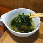 キッチン ブルー グローブ - 具沢山なほうれん草スープを飲み