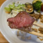 キッチン ブルー グローブ - 先にローストビーフをいただき