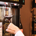 ヴィノスやまざき - ワインを注いでいるところ