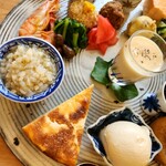 季より - 蕎麦粥・中央は紅はるか冷製スープ・竹富島の車海老旨煮・零余子・菜花・鹿児島県産地鶏の鶏そぼろ 自家製柚子胡椒・ローズポーク肉味噌・赤蕪レモン漬け・長野滑子お浸し・沖縄産もずく酢