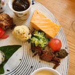 季より - 桜チップの燻製鮭・新じゃが揚げ煮・胡瓜生姜お浸し・ミニトマトシロップ漬け・蕗の薹当座煮・もずく蟹佃煮