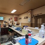 とり新 - 店内はクリーム色の天井、クリーム色の壁&胸高迄の木板張り壁、土間コンクリート床、昭和感のある雰囲気
BGM代わりにテレビ音声が流れています
コ字カウンター20席のみ