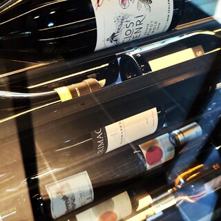 料理に合う豊富な品揃えをはじめ、ソムリエ厳選ワインをご用意