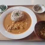 トーコーキッチン - クリーミーレッドカレー 副菜二品、豚汁