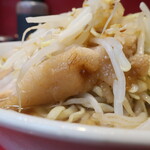 ラーメン二郎 - 豚の厚み