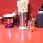 ラーメン二郎 - 卓上調味料