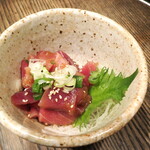 満月 本店 - ニンニクマグロ（￥500）。濃い味のニンニクダレが、マグロ赤身のブツ切りに絡む