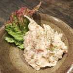 満月 - コンビーフポテサラ（￥250）。圧倒的な安さ！ 玉ねぎがいい仕事をしている