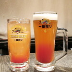 満月 - 左：燃えるトマト酢サワー（￥420）、右：燃えるトマト酢サワーのビール割り（￥470）