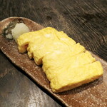 満月 - だし巻玉子・明太子入り（￥500）。ふっくら柔らかく仕上がっている