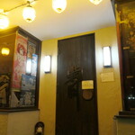 満月 - 黄色い提灯で照らされた入口。靴を脱いで上がります