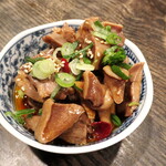 満月 - 豚タンピリ辛和え（￥350）。醤油系の濃い味付けで、噛むほどに旨味が広がる