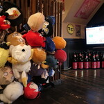 満月 - 座布団に座るカウンター席もあるので、一人で訪れても気兼ねなく楽しめる