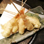 満月 - エビ天串（￥500）。サイズは小さいが、お値段を考えれば納得です