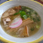 リンダメンダ - 料理写真:肉カスそば