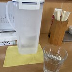 支那そば　たかはし - 水とピッチャー