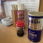 支那そば　たかはし - テーブル調味料など