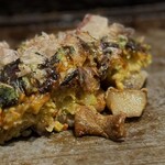 お好み焼きもみじ - (ↂ⃙⃙⃚⃛ ₃ ↂ⃙⃙⃚⃛) 油カスフリークの方ならヨダレの出るショット
      脂身ジュワジュワの外膜と
      カリッカリに焼かれた筋層部分
      なんちゅうーー「油カス」やねん (*´ч`*) ｳﾝﾏッ！