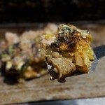 お好み焼きもみじ - 油カスと豚肉がゴロゴロ入ってて、生地にしみてる♪