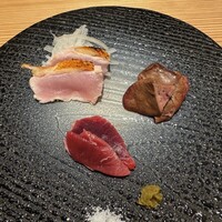 鮨と天草大王 天音 - 天草大王の刺身、胸肉炙り、レバー炙り、ズリ