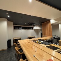 鮨と天草大王 天音 - モダンで明るく広々とした空間