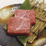 Keishuu - 「暑切りトモ三角」1650円（税抜）、脂の味が濃く、肉の味がしっかりした牛のお尻の部分から採れる部位