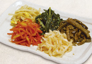 Keishuu - 「ナムル5種盛り」700円（税抜）。肉だけでなく野菜もたっぷり食べて、おいしく美しく