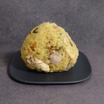 手打ち蕎麦 オトナリ - チキンカレーの炊き込みおにぎり (300円)