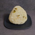 手打ち蕎麦 オトナリ - ゴマ油“香る”クエと高菜の炊き込みおにぎり (300円)