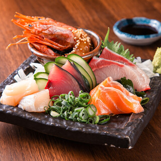 厳選した新鮮なお刺身や、飲み放題付きのお得なコースも必見◎