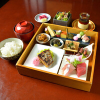 【ランチ■白木御膳～庭園～】ご家族お友達とのお食事に厳選素材で誂えた和洋料理を盛り込んだ人気のランチ