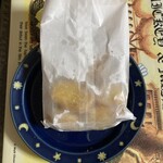 高知名物 日曜市のいも天  とさのさとアグリコレット店 - 袋に油が染み通っています