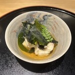 鮨 稲穂 - わか竹煮物と広島産の桜鯛
      わかめは、島根産の板わかめと熊本産